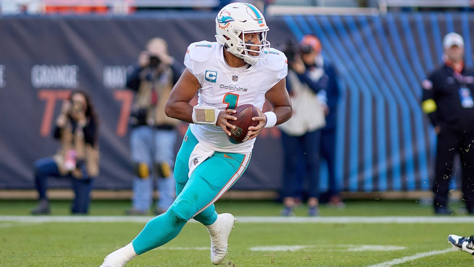 
                <strong>Gewinner: Tua Tagovailoa (Miami Dolphins)</strong><br>
                Nachdem Tua Tagovailoa zwischenzeitlich nur Schlagzeilen rund um das Concussion Protocol schrieb, ist er mittlerweile wieder zu 100 Prozent fit. Und das zeigt sich auf dem Platz: Beim dramatischen 35:32 bei den Chicago Bears machte er erneut keine Fehler: 302 Yards, 68 Prozent angekommene Bälle, drei Touchdowns, 135,7 Rating. Noch Fragen? Die Dolphins sind 6-0 mit Tua als Starter und 0-3 ohne ihn. Im MVP-Rennen ist Tua längst angekommen.
              