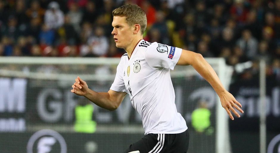 
                <strong>Matthias Ginter</strong><br>
                Nach 36 Minuten für Mustafi in der Partie. Aserbaidschan ohne Kraft im zweiten Durchgang und somit ein entspannter Abend für den Gladbacher, der in der 85. Minute einmal stark für seinen schon geschlagenen Keeper reagiert. Note: 3
              