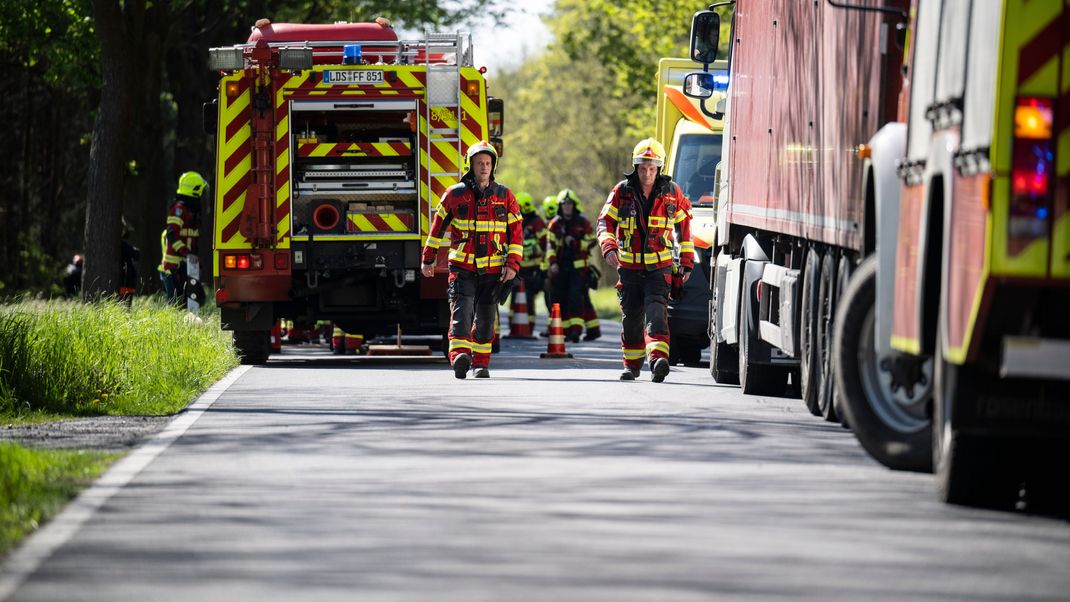 Einsatzkräfte der Polizei und des Rettungsdienstes sind nach dem schweren Unfall im Einsatz.