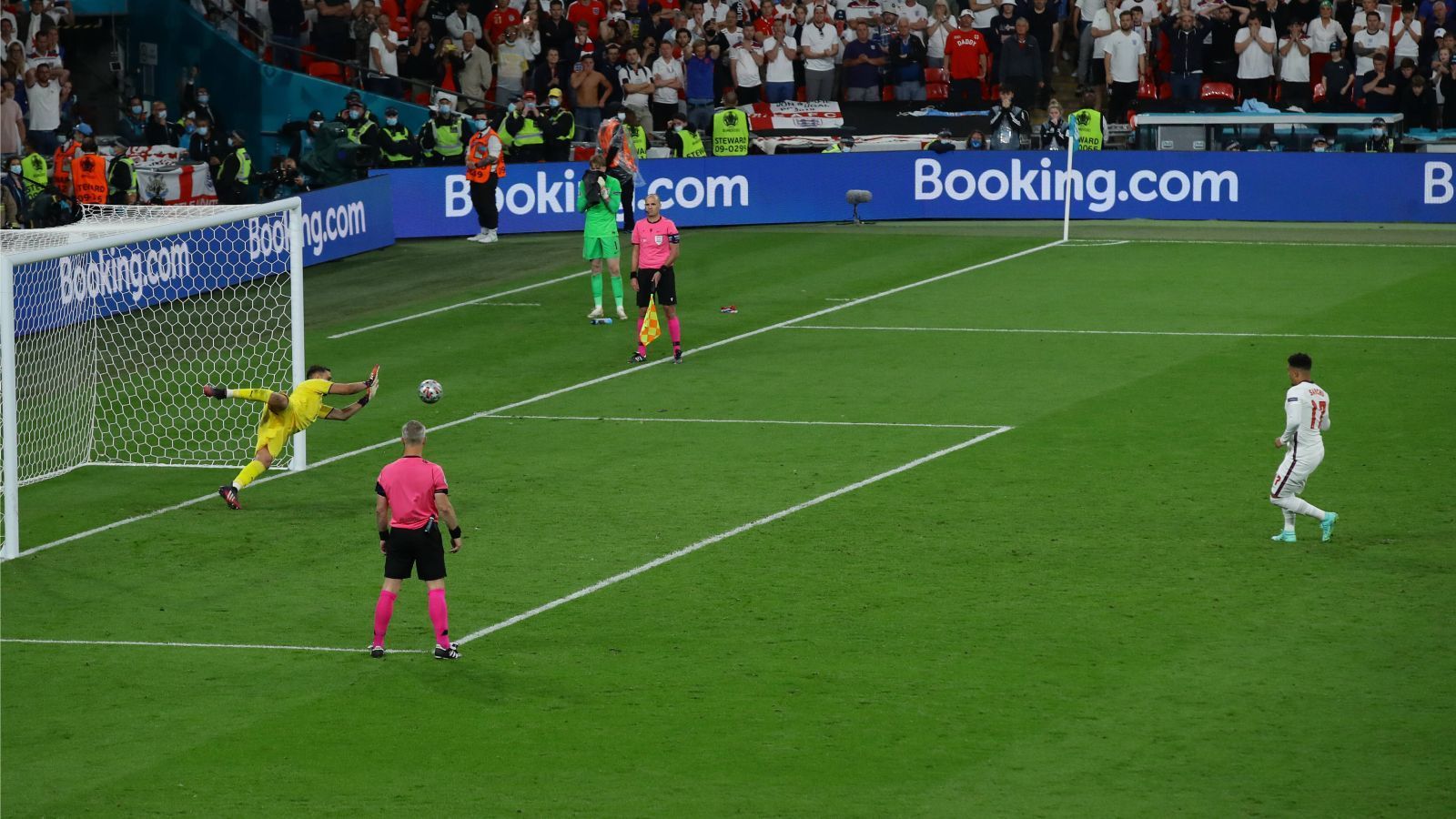 
                <strong>BBC (England)</strong><br>
                "Englands Versuch, das 55-jährige Warten auf eine große Trophäe zu beenden, endete mit der bekannten Qual der Niederlage im Elfmeterschießen, als Italien in Wembley die EM 2020-Krone holte."
              