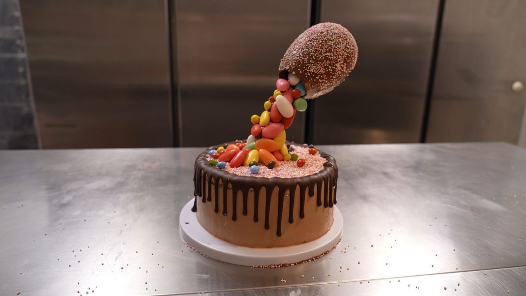 Sehr ausgefallen: Die Osterei-Gravity-Torte! Mit unserem Rezept kannst du damit beim Osterfest überraschen.
