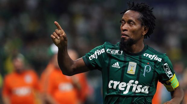 
                <strong>Ze Roberto (Palmeiras)</strong><br>
                Mit stattlichen 43 Jahren rackerte der frühere Bayern-, Leverkusen- und HSV-Star Ze Roberto in seiner brasilianischen Heimat noch immer auf dem Platz. 2016 wurde der Oldie mit Palmeiras noch einmal Meister, in seinem letzten Karriere-Jahr immerhin Zweiter. Und so trat der Mittelfeldspieler Ende November 2017 von der aktiven Fußball-Bühne ab. Zum Abschied, beim 2:0-Heimsieg gegen Botafogo, durfte Ze Roberto als Kapitän noch einmal über 90 Minuten ran. Nach dem Karriereende wechselte der 43-Jährige kürzlich ins Management von Palmeiras. 
              