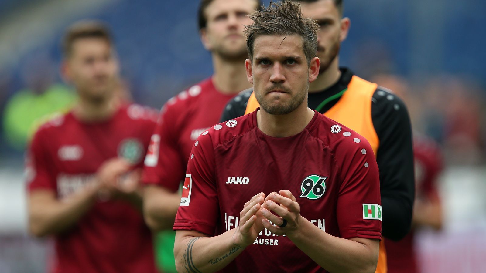 
                <strong>Oliver Sorg</strong><br>
                Für Außenverteidiger Oliver Sorg könnte die Station Hannover 96 nach vier Jahren und dem Abstieg Ende Juni auch zu Ende gehen. Der Vertrag des 28-Jährigen läuft aus. In der laufenden Saison kam er 18 Mal für die Niedersachsen in der Bundesliga zum Zug.
              