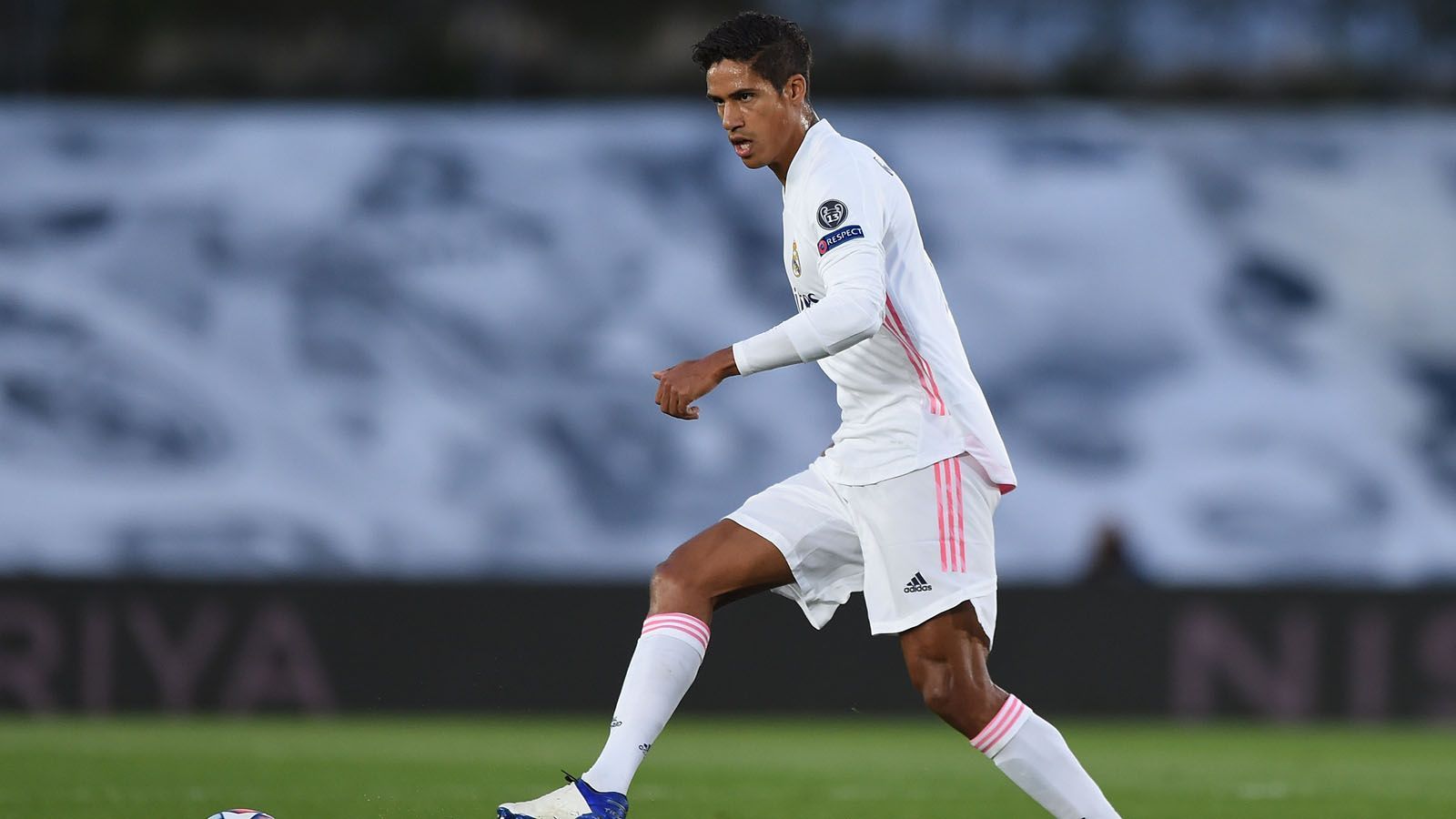 
                <strong>Raphael Varane (27)</strong><br>
                Im besten Fußballer-Alter gehört Raphael Varane selbstverständlich auch zur Zukunfts-Elf der Königlichen. Seit 2011 ist der Franzose bereits in Madrid und steht in dieser Saison nahezu immer auf dem Platz. Sein Marktwert (Quelle: transfermarkt.de) beläuft sich auf für einen Abwehrspieler stolze 70 Millionen Euro. 
              