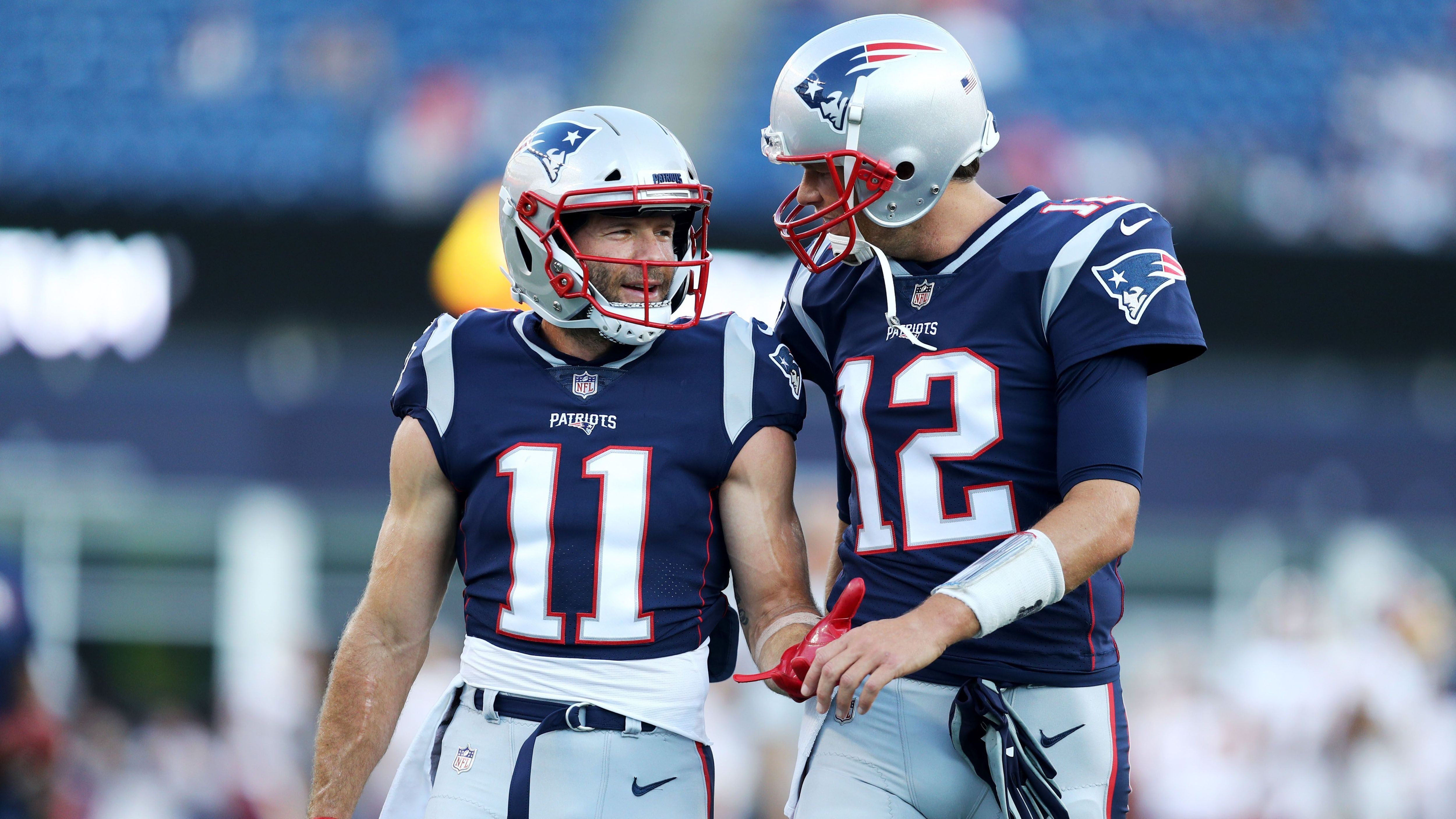 
                <strong>Best-Buddy Julian Edelman</strong><br>
                Ähnlich stark ist seine Beziehung auch zu Julian Edelman. Die beiden bildeten ein Quarterback-Receiver-Duo, dass die NFL über viele Jahre prägte. Auch in der Offseason verbrachten die beiden viel Zeit miteinander und trainierten oft gemeinsam. Während Brady Gronkowski mit nach Tampa Bay nahm, musste Edelman in New England verletzt zuschauen, wie seine beiden Buddies erneut die Trophäe in die Luft stemmten. Doch Edelman hegte keinen Neid und gratulierte Brady von ganzem Herzen zum siebten Ring. 
              