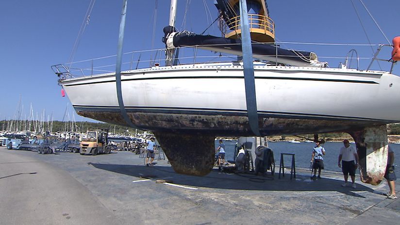 Am 11. November 2013 wurde das Familienglück, auf das Familie O. lange gespart hatte, das Segelboot „free &amp; easy“, bei einem heftigen Unwetter zerstört. An seinem Liegeplatz in Kroatien wurden die Leinen des Schiffes durch die scharfen Kanten eines benachbarten Bootes durchtrennt, worauf die „free &amp; easy“ gegen eine Mole trieb und dort schwer beschädigt wurde. Seitdem weigert sich die Versicherung, den Schaden zu bezahlen.