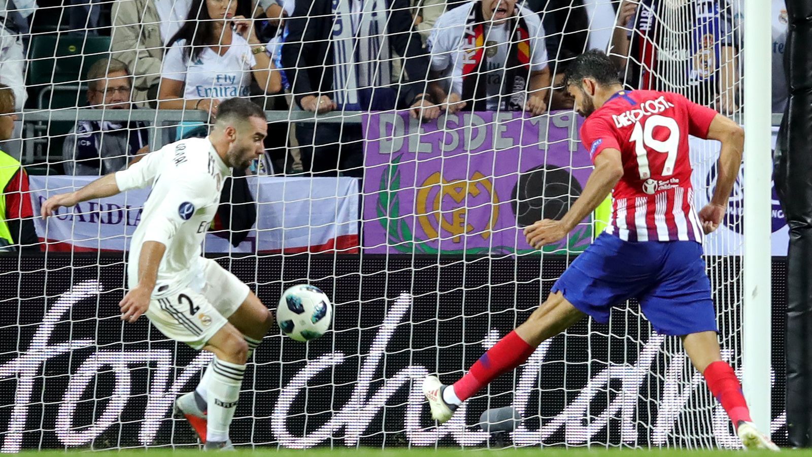 
                <strong>Real vs. Atletico: Der UEFA Supercup in Bildern</strong><br>
                Was für ein Patzer von Real-Verteidiger Marcelo: Der Brasilianer hält den Ball an der Außenlinie im Spiel, verliert ihn und leitet so den Ausgleich in der 79. Minute ein. Joaquin Correa setzt sich im Strafraum kraftvoll durch und Costa in Szene, der zum 2:2 einschiebt - Verlängerung.
              