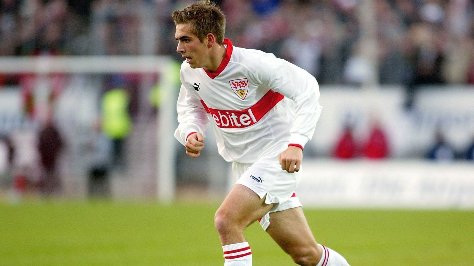 
                <strong>Philipp Lahm (VfB Stuttgart)</strong><br>
                Dass ein Schritt zurück auch einen ganz großen Schritt nach vorne bedeuten kann, bewies Philipp Lahm. Zwischen 2003 und 2005 spielte der Außenverteidiger auf Leihbasis beim VfB Stuttgart und sorgte als Teil der "jungen Wilden" für Furore in der Bundesliga. Nach seiner Rückkehr nach München gehörte Lahm bis zu seinem Karriereende 2017 zum unangefochtenen Stammpersonal. Sechseinhalb Jahre führte er die Münchner sogar als Kapitän aufs Feld. Mit den Bayern feierte Lahm unter anderem acht deutsche Meisterschaften, sechs Triumphe im DFB-Pokal sowie den Erfolg in der Königsklasse 2013. Als Kapitän des DFB wurde Lahm 2014 Weltmeister. 
              