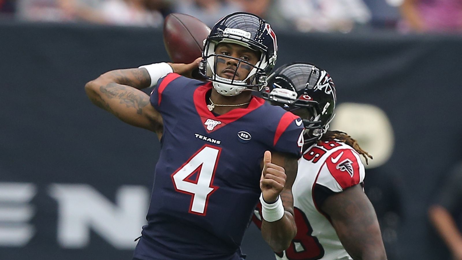 
                <strong>Quarterback: Deshaun Watson</strong><br>
                28 von 33 Pässen angekommen, 426 Passing-Yards, fünf Touchdowns, keine Interception und ein perfektes Passer-Rating von 158,3: Deshaun Watson war beim 53:32-Sieg seiner Houston Texans gegen die Atlanta Falcons in MVP-Form. Wenig überraschend, dass der 24-Jährige der Top-Performer der fünften Fantasy-Woche ist. Hattet ihr Watson als Kapitän aufgestellt, war er satte 102 Punkte wert.  Gesamtpunktzahl: 51 (102)
              