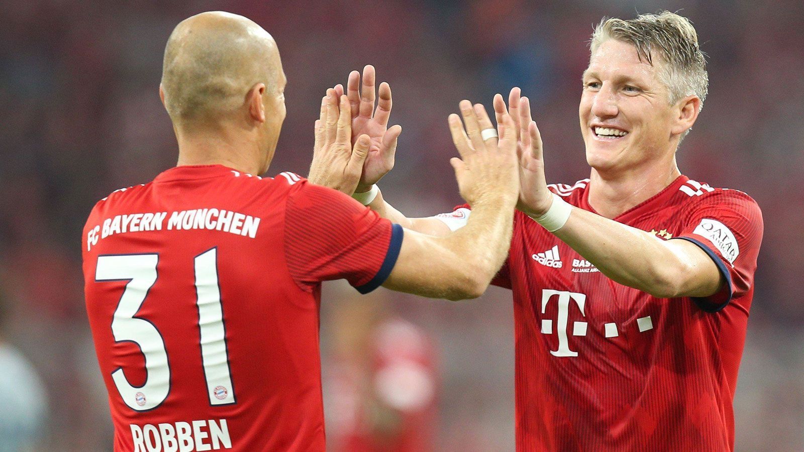 
                <strong>Schweinsteigers Abschied</strong><br>
                In der 60. Minute wird u. a. Arjen Robben eingewechselt und kann nur drei Minuten später mit Schweinsteiger das 3:0 der Bayern bejubeln.
              