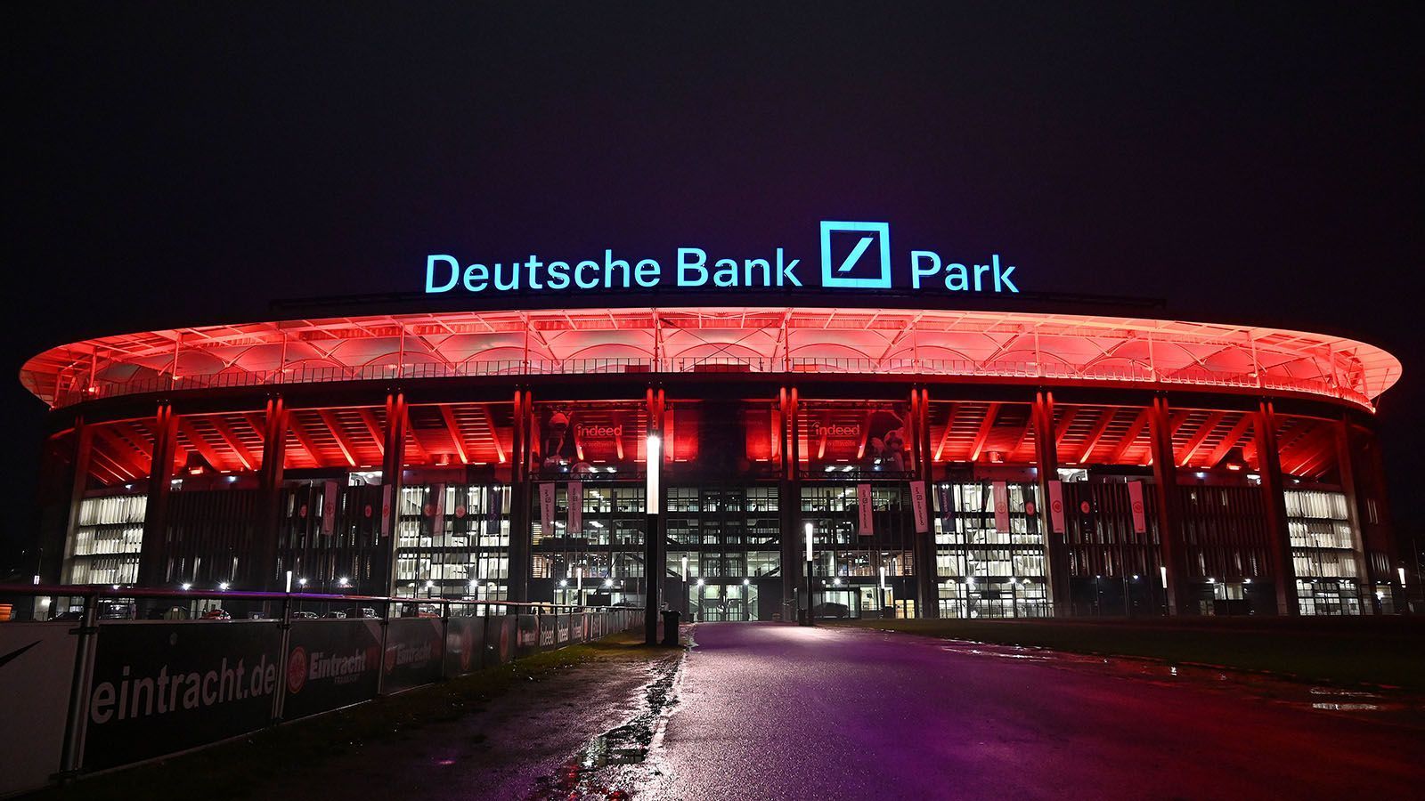 
                <strong>Frankfurt: Stadion</strong><br>
                Der Deutsche Bank Park fasst 51.500 Zuschauer und beheimatet das Bundesliga-Team von Eintracht Frankfurt. Bereits 1925 wurde das Stadion erbaut, aber immer wieder modernisiert, zuletzt vor der WM 2006. Aufgrund seiner Lage im Frankfurter Stadtwald bietet die Arena ebenfalls genügend Platz, um zusätzliche "NFL-Welten" aufzubauen. Zudem bietet das Stadion ebenfalls ein Dach, um das Spielfeld bei schlechtem Wetter besser zu schützen. Neben Fußball-Spielen finden vor allem Musik-Festivals in und um das Frankfurter Stadion statt. Die Größe des Rasenfeldes beträgt 105m x 68 m. Die Arena befindet sich im Besitz der Stadt Frankfurt.
              