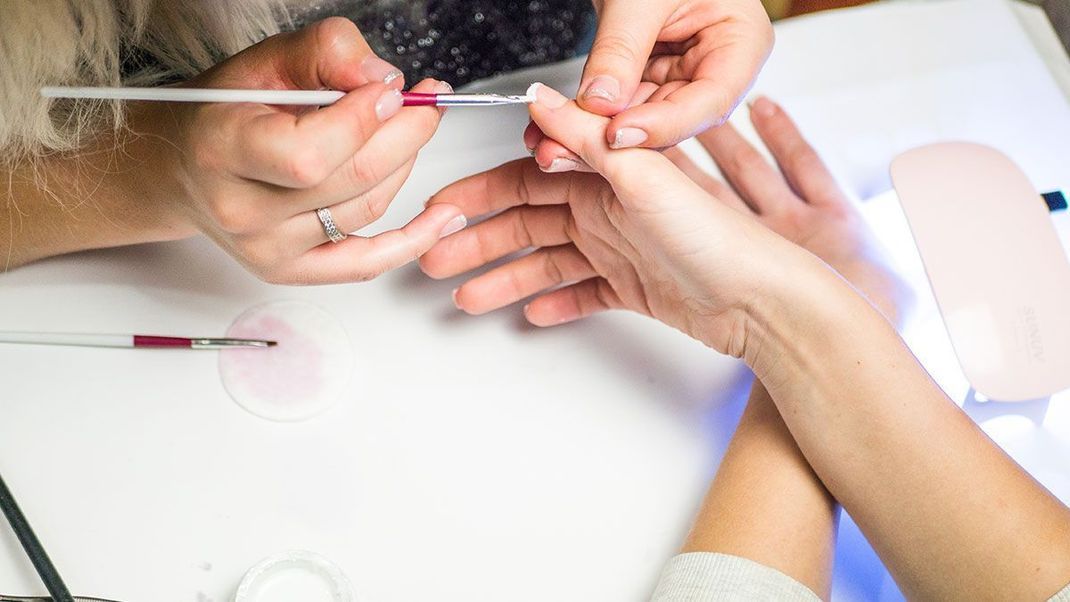 Schicke Fingernagelspitzen in einem schönen strahlenden Weiß – wie ihr den French Nail Look etwas moderner und kreativer gestaltet könnt, lest ihr hier.