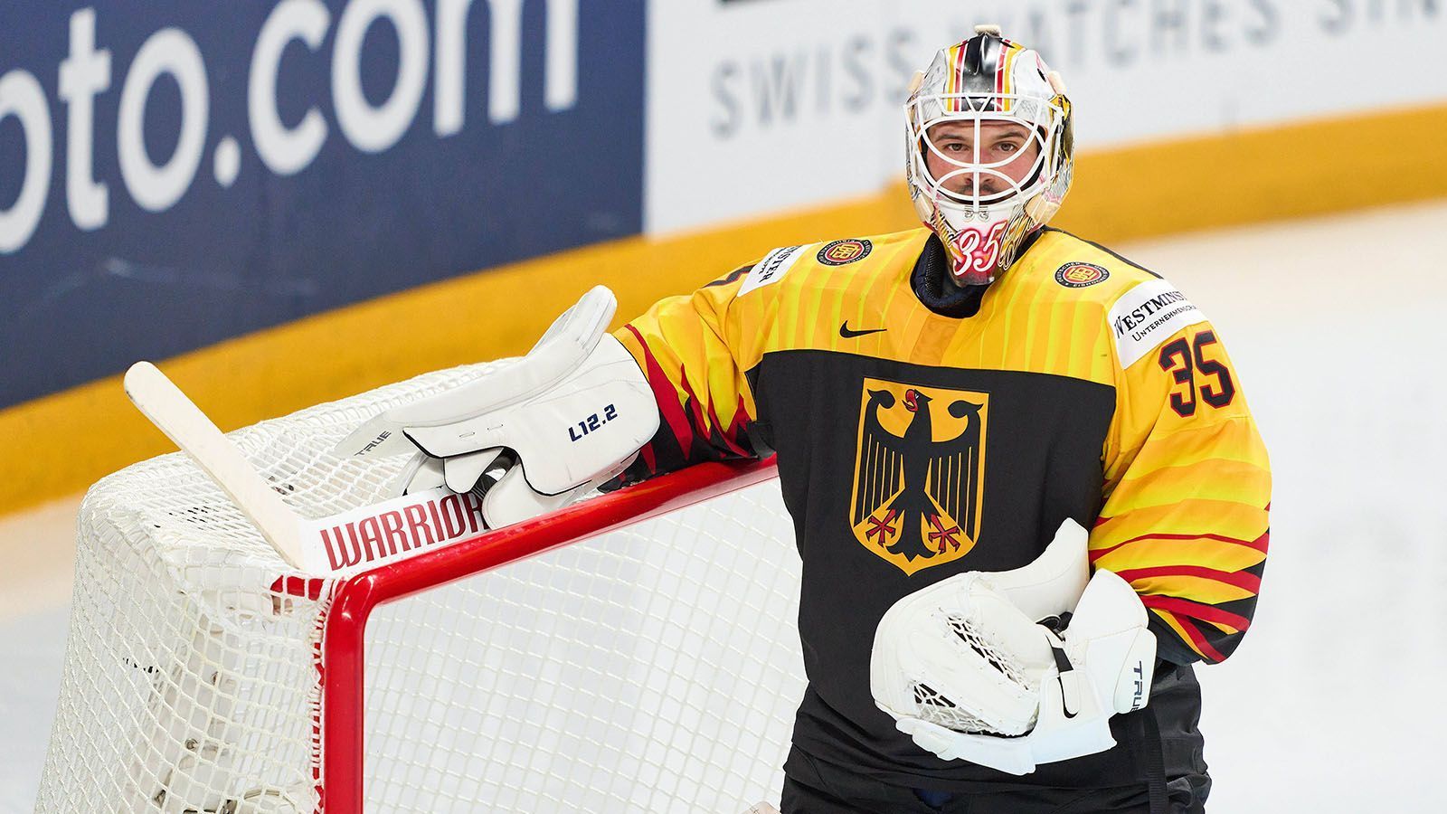 
                <strong>Mathias Niederberger (Tor)</strong><br>
                Der Held beim 3:1-Coup über Kanada durfte sich nach der Partie über eine Jacke in grellen Farben freuen. Die erhält im DEB-Team derjenige Spieler mit der besten Leistung. "Mit seinem italienischen Charme hats ganz gut ausgeschaut bei ihm", berichtete Verteidiger Korbinian Holzer. Diesen Moment hatte sich Niederberger verdient, der mit satten 39 Paraden die Kanadier zur Verzweiflung brachte. 
              