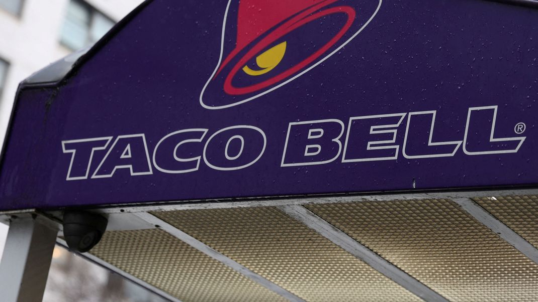In den USA zieht ein unzufriedener Kunde gegen Taco Bell vor Gericht: Seine Pizza war viel zu sparsam belegt. Dafür will er fünf Millionen Dollar haben.