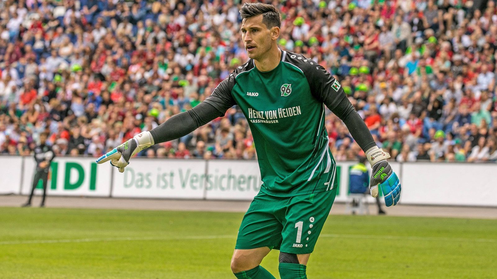 
                <strong>4. Philipp Tschauner</strong><br>
                Verein: Hannover 96Größe: 1,96 Meter
              