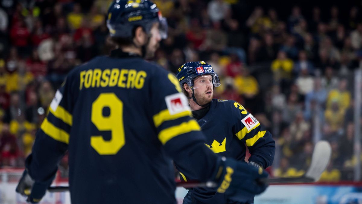 250520 Filip Forsberg and Rasmus Sandin of Sweden look dejected during the 2025 IIHF Ice hockey, Eishockey World Championship, WM, Weltmeisterschaft group stage game between Sweden and Canada on Ma...