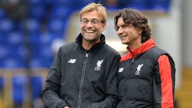 
                <strong>Gelassenheit</strong><br>
                Vor der Partie gibt sich Jürgen Klopp betont gelassen. Mit seinem Co-Trainer Zeljko Buvac (schon zu BVB-Zeiten) beäugert er das Aufwärmen.
              