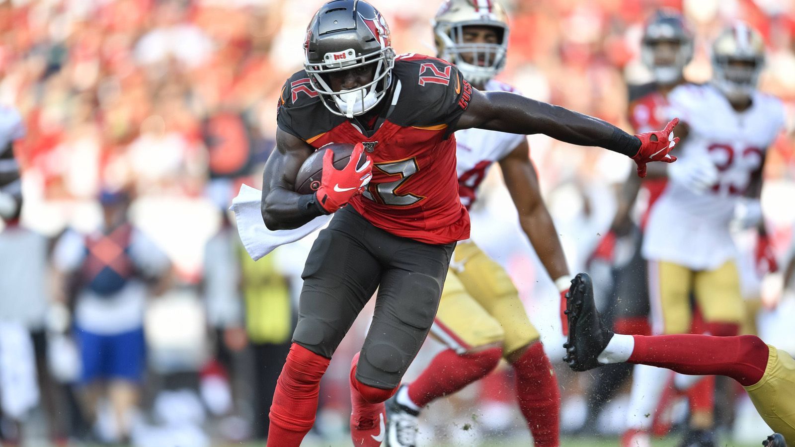 
                <strong>Wide Receiver: Chris Godwin (at Carolina Panthers)</strong><br>
                In der Offense von Bruce Arians spielt der 23-jährige Wide Receiver eine tragende Rolle. Außerdem sieht Godwin neben Mike Evans quasi keine Doppeldeckung und profitiert auch von der Anwesenheit von Tight End O.J. Howard. In Week 1 war Godwin in einer äußerst schwachen Buccaneers-Offense der einzige Lichtblick (53 YDS, 1 TD). Sollte sich Jameis Winston steigern, können Tampa Bay-Fans auf noch bessere Statistiken hoffen.
              