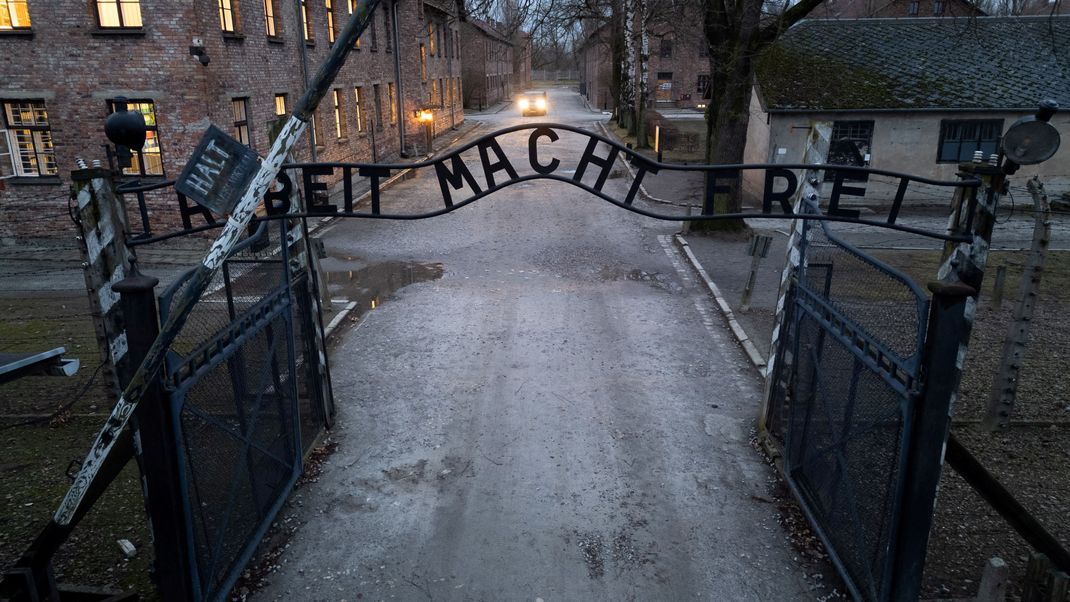 Zum 80. Jahrestag der Befreiung des Konzentrationslagers Auschwitz gedenken zahlreiche Staats- und Regierungschef:innen der Opfer des Holocausts. (Symbolbild)