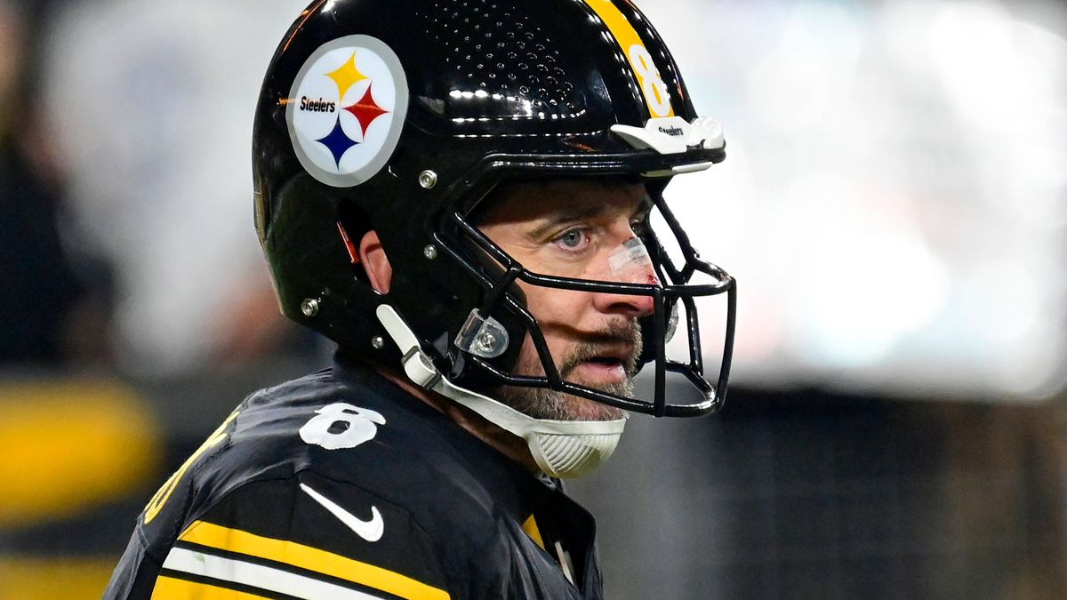 Pittsburgh Steelers quarterback Aaron Rodgers (8) during the third quarter of the Buffalo Bills 26-7 win with a bandage on his nose at Acrisure Stadium Sunday, November 30, 2025 in Pittsburgh. PUBL...