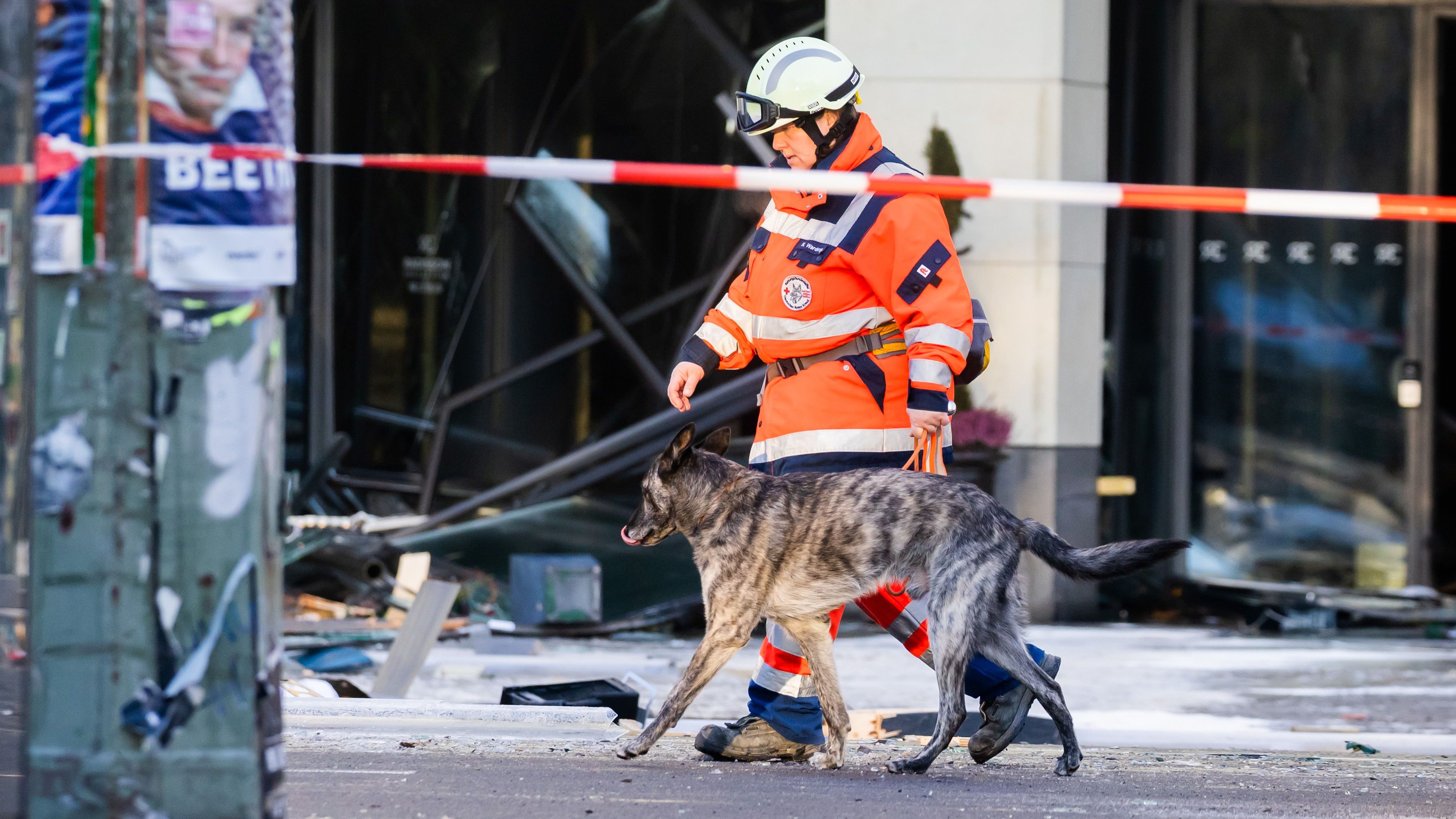 Auch ein Rettungshund ist vor dem Hotel im Einsatz.