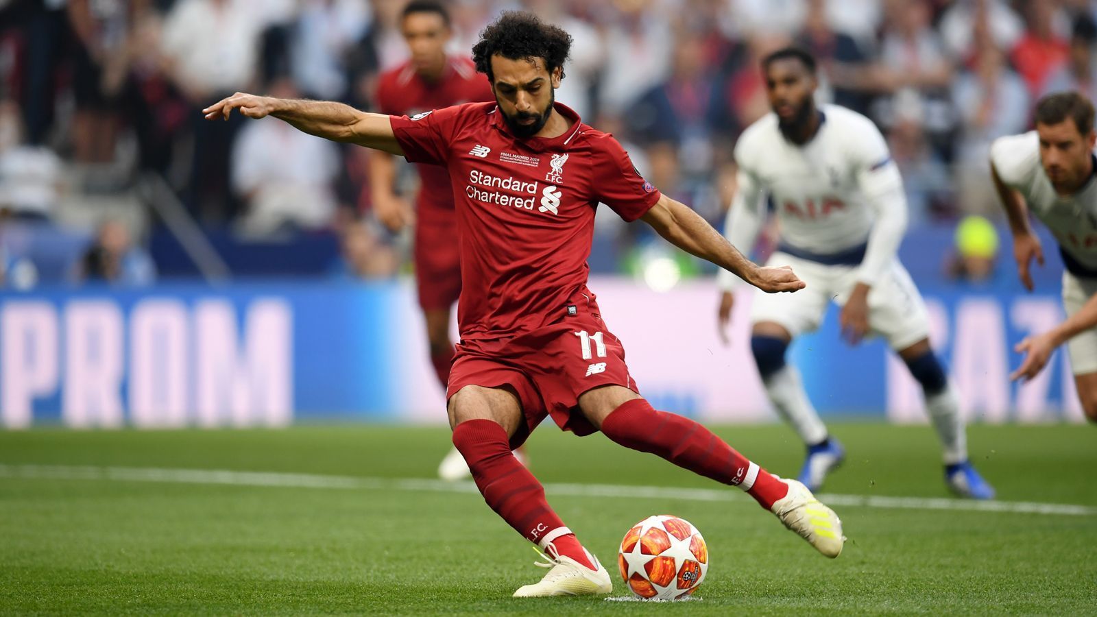 
                <strong>Mohamed Salah (FC Liverpool)</strong><br>
                Bringt Liverpool nach 108 Sekunden abgeklärt per Handelfmeter in Führung. Das Gros der Offensivaktionen der Liverpooler läuft über ihn. Nach dem 1:0 schaltet Liverpool seine Offensivbemühungen um zwei Gänge zurück. Legt Milner mustergültig vor seiner Großchance auf (69.). ran-Note: 3
              