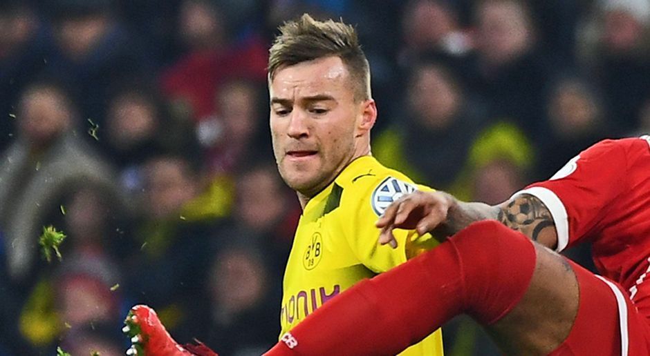 
                <strong>Andrey Yarmolenko</strong><br>
                Der Stürmer fällt erst nur mit Regelverstößen auf und steht fast durchgehend hinter dem Ball. Dann bietet sich ihm aus dem Nichts die Chance zum 1:1, das nur Alaba verhindert. Nach der Pause wird der Ukrainer häufiger in Szene gesetzt, verzettelt sich aber zu oft in Einzelaktionen. Mit seinem Kopfballtreffer aus kurzer Distanz zum 1:2 sorgt er wieder für Spannung. ran-Note: 3
              