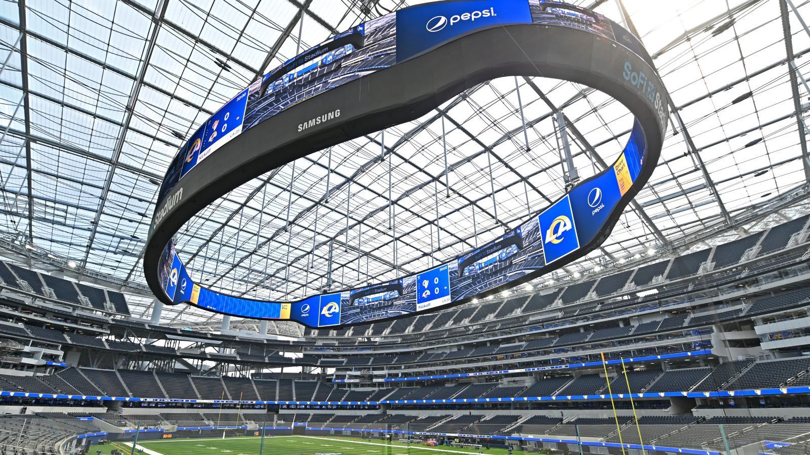 
                <strong>Los Angeles Rams Grund 3: Das teuerste Stadion der Welt</strong><br>
                Wer auf protzige Stadien steht, der ist bei den Rams genau richtig. Immerhin passt es ins Stadtbild, denn in LA ist es bei weitem nicht das einzige protzige Gebäude. Die Arena hat insgesamt 5,5 Milliarden Dollar gekostet und ist selten ausverkauft, die Chance auf Tickets dort ist also gut!
              