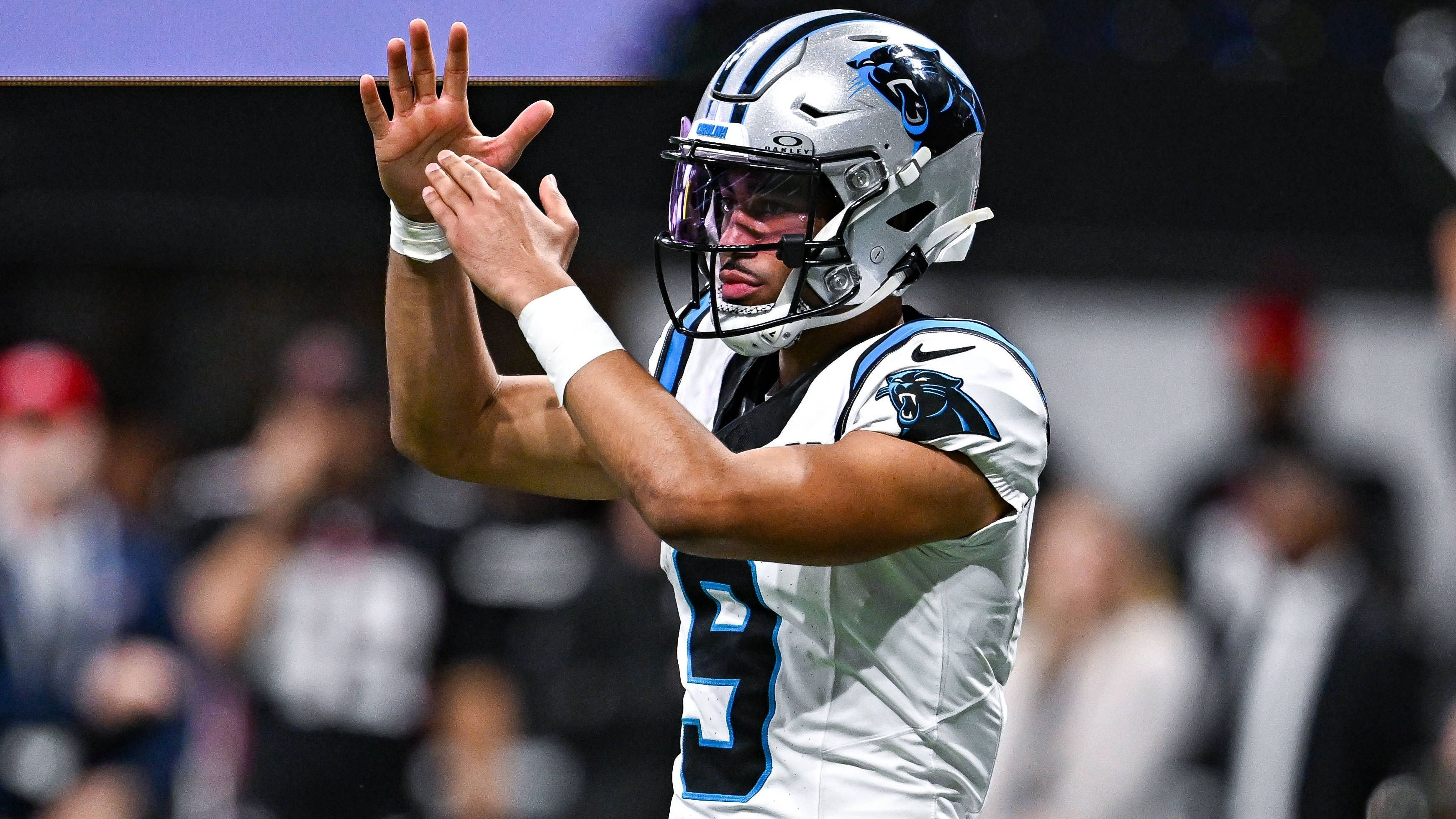 <strong>Carolina Panthers: Chemie zwischen Young und McMillan aufbauen</strong><br>In Wide Receiver Tetairoa McMillan bekam Bryce Young endlich die hochwertige Anspielstation, mit dem er eine erfolgreiche Verbindung aufbauen kann. Für den Panthers-QB ist das entscheidend, um seinen Aufwärtstrend der Vorsaison fortzusetzen. In der Vorbereitung müssen beide nun auf eine Wellenlänge kommen.