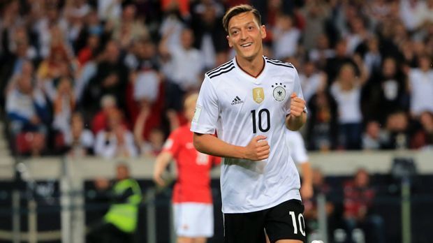 
                <strong>Mesut Özil</strong><br>
                In den ersten Minuten war Mesut Özil nicht wirklich zu sehen, doch dann umso mehr. Zunächst brachte er Deutschland durch einen präzisen Schuss ins kurze Eck in Führung. Wenig später leitete der Arsenal-Star das 2:0 durch Draxler stark ein. ran-Note: 2+
              