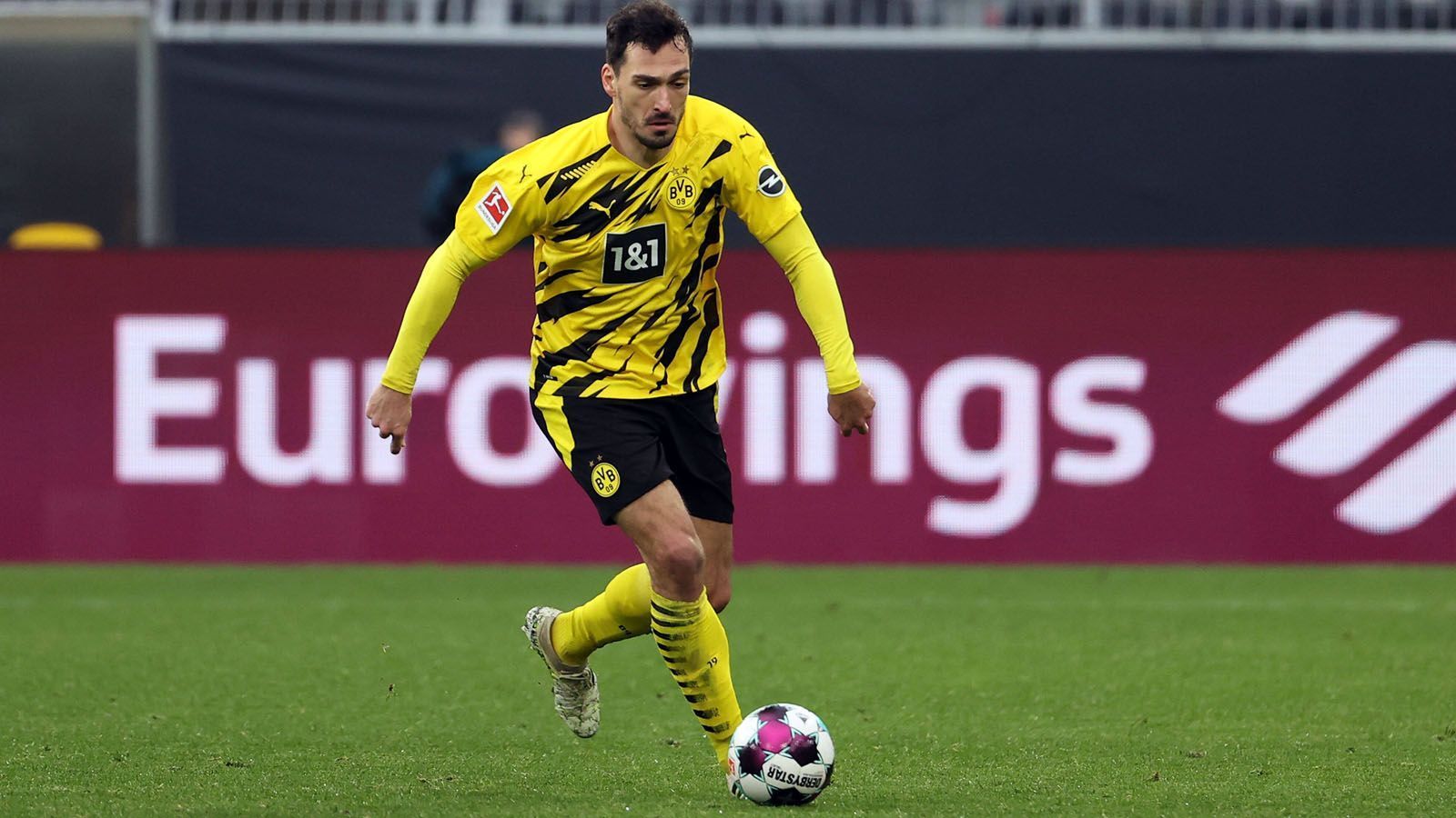 
                <strong>Mats Hummels</strong><br>
                Hummels ist bekannt für sein starkes Stellungsspiel, mit dem er sein Defizit in der Schnelligkeit oftmals kompensieren kann. 70 Länderspiele hat er bislang im DFB-Dress bestritten und bildete beim Titelgewinn 2014 ein Innenverteidigerpärchen mit Jerome Boateng. Nun heißen seine Konkurrenten wohl Matthias Ginter, Antonio Rüdiger und Robin Koch. 
              