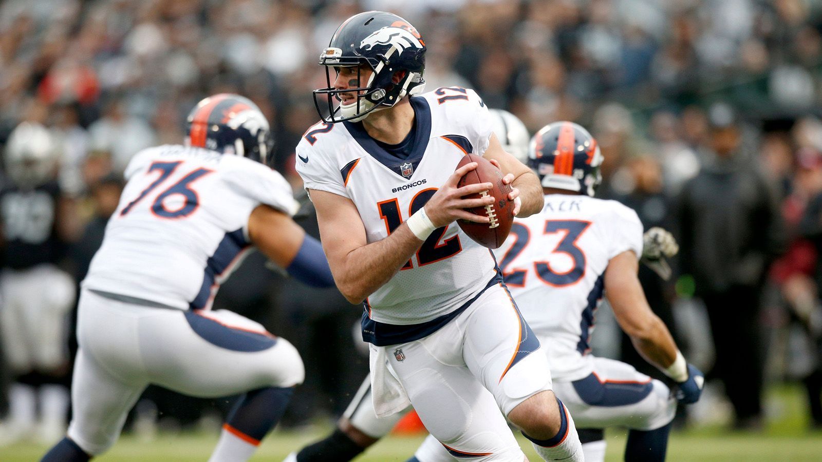 
                <strong>Ernüchternde Rookie-Saison bei den Denver Broncos</strong><br>
                Lynch kam das erste Mal in Woche 4 zum Einsatz, als er den verletzten Siemian ersetzte. Mit 170 Passing Yards und einem Touchdown führte er die Denver Broncos sogar zum 27:7-Sieg gegen die Tampa Bay Buccaneers. Eine Woche später erlebte Lynch seinen ersten Start, in Woche 13 ersetzte er erneut den verletzten Siemian. Insgesamt verzeichnete Lynch drei Einsätze, 497 Passing Yards, zwei Touchdowns und eine Interception in seinem Rookie-Jahr.
              