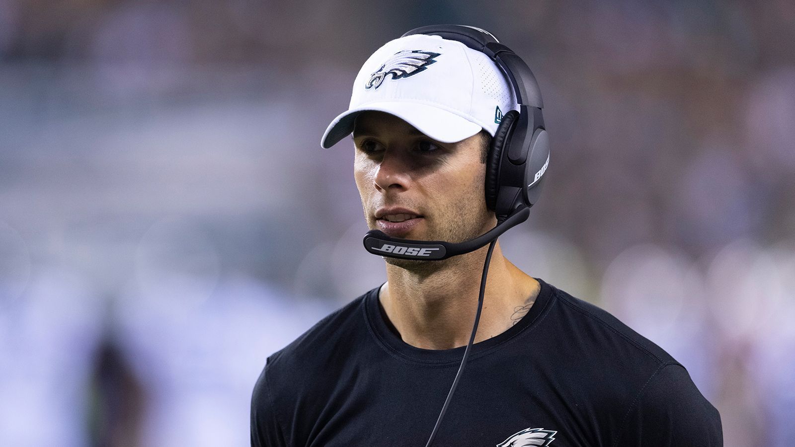 
                <strong>Jonathan Gannon (Arizona Cardinals)</strong><br>
                Jonathan Gannon ist der nächste ehemalige Coordinator der Philadelphia Eagles, der sich nun als Head Coach versucht. Unter seiner Leitung ließen die Eagles die achtwenigsten Punkte und wenigsten Yards pro Spielzug zu. In den Playoffs kamen die Offensiven der New York Giants und San Francisco 49ers nicht in Gang und erzielten nur je sieben Punkte. Der 40 Jahre alte Gannon fing bereits 2003 (!) mit dem Coaching an und tingelte seit 2007 in unterschiedlichen Rollen durch die NFL. Vor seinem Job als Defensive Coordinator bei den Eagles trainierte er die Defensive Backs der Indianapolis Colts. 
              