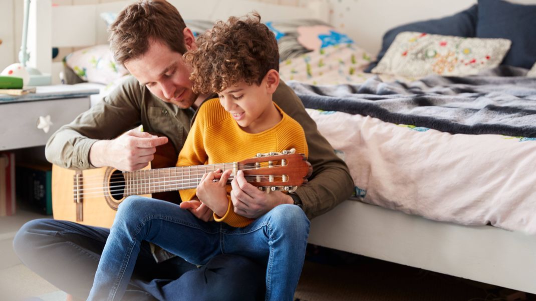 Rockstars unter sich: Musizieren bringt Spaß und stärkt die Bindung zwischen Vater und Sohn.