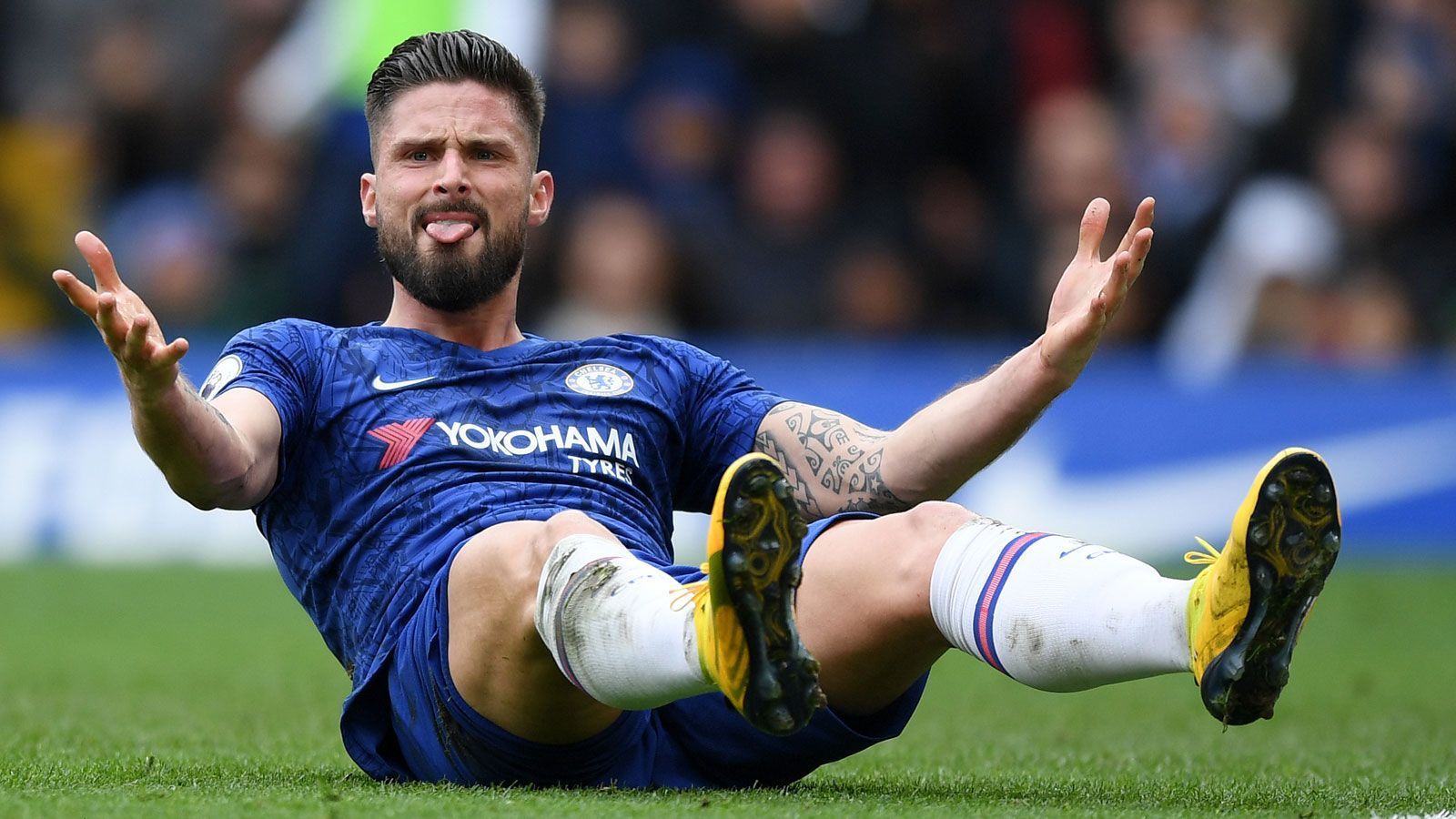 
                <strong>Olivier Giroud (FC Chelsea)</strong><br>
                2018 wurde Olivier Giroud mit Frankreich Weltmeister, vom zweiten Gruppenspiel an stand er immer in der Startelf. Doch das war bislang auch das letzte große Hurra in einer Karriere mit Höhen und Tiefen. Beim FC Chelsea ist er - mit Ausnahme der gewonnenen Europa League in der vergangenen Saison - zumeist nur als Joker gefragt. Erste Wahl unter Coach Frank Lampard ist der Argentinier Gonzalo Higuain. Da die Londoner nach Ablauf ihrer Transfersperre wieder einkaufen könnten, deutet alles auf eine Trennung hin. Der Stürmer selbst wäre nach eigenen Angaben schon längst weg, "Telefoot" berichtete er von Angeboten von Inter Mailand, Lazio Rom und Tottenham Hotspur im Winter, doch der FC Chelsea habe ihn nicht ziehen lassen. Bleibt für ihn nur zu hoffen, dass das Interesse nicht erkaltet ist. Von Landsmann Karim Benzema gab es zuletzt nur Spott: Wenn er selbst ein Formel-1-Auto sei, so der Stürmer von Real Madrid in einer Frage-und-Antwort-Session bei Instagram, dann sei Giroud lediglich ein Go-Kart.
              