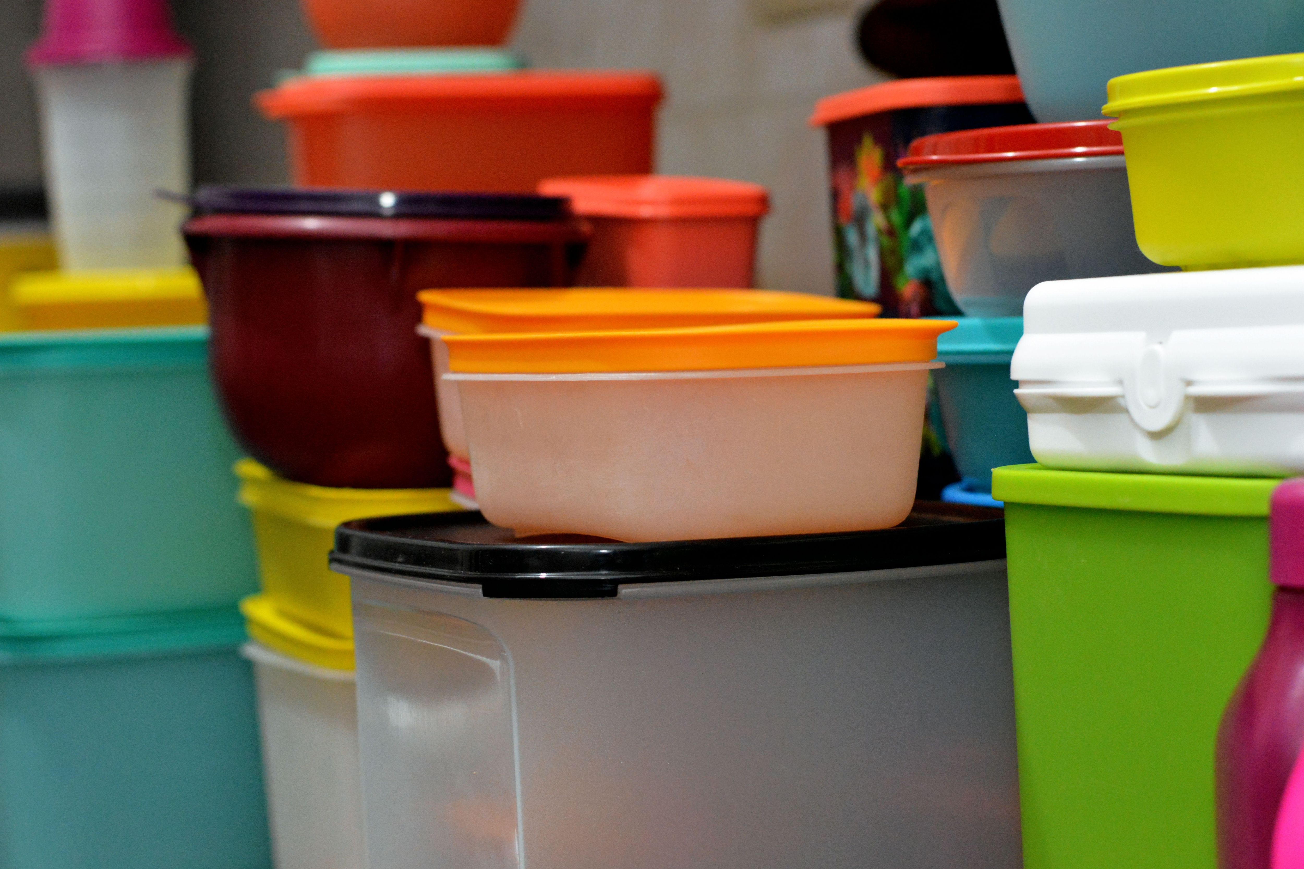 Plastikdosen säubern Schimmel entfernen in der Tupperdose