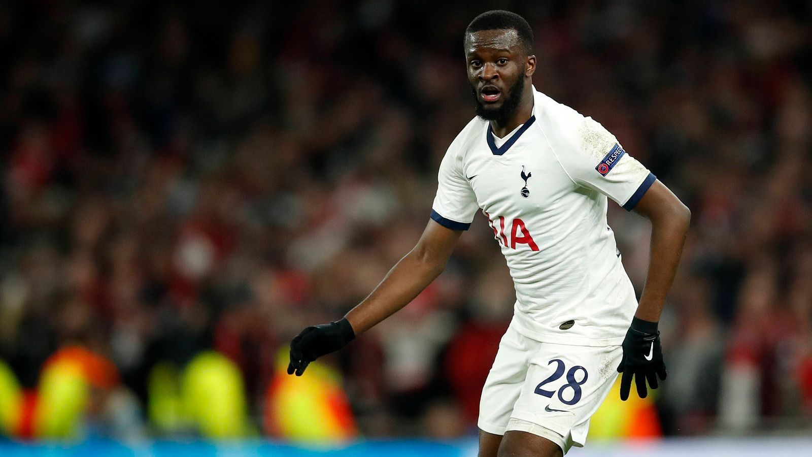 
                <strong>Tanguy Ndombélé (Tottenham Hotspurs)</strong><br>
                Ein Kandidat für das zentrale Mittelfeld soll Tanguy Ndombélé sein. Nach Informationen von "le10sport" sollen die Münchener an einer Leihe interessiert sein. Ein Kauf scheint unrealistisch, da die Tottenham Hotspur Ndombélé erst im vergangenen Jahr für 60 Millionen Euro von Olympique Lyon geholt haben. Der 23-Jährige absolvierte letztes Jahr 29 Pflichtspiele für die Spurs und besitzt noch einen Vertrag bis 2025.
              