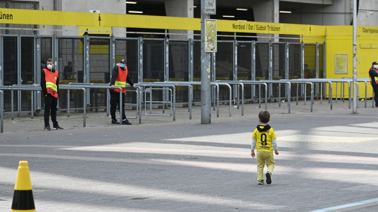 
                <strong>Gewinner: Fußball-Fans</strong><br>
                Im Gegensatz zu vielen seltsamen Menschen, die gegen noch seltsamere Dinge demonstrierten und dabei vielfach bewiesen, dass sie sehr seltsam sind, hielten sich die Fußball-Fans an ihre Ankündigung, sich nicht vor den Stadien versammeln zu wollen. Auch wenn viele von ihnen gegen Geisterspiele sind. "Die Fußball-Fans haben am Verantwortungsbewusstsein und Weitsicht bewiesen", hieß es in einer Pressemitteilung der Polizei Dortmund, wo das Revierderby über die Bühne ging.
              