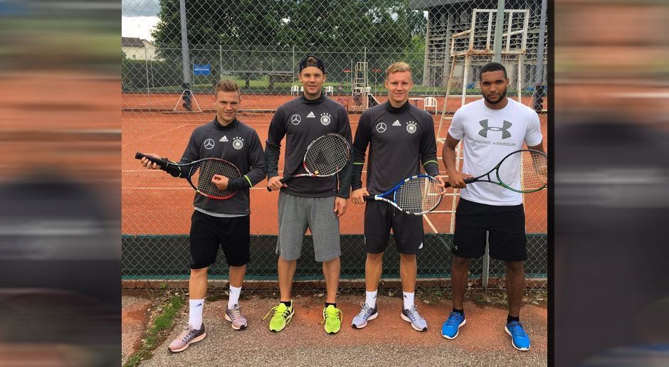 
                <strong>Manuel Neuer</strong><br>
                DFB-Keeper Manuel Neuer nutzt einen freien Tag für sein großes Hobby Tennis - wohl sehr erfolgreich. "Wieder eine Lehrstunde für meinen Sportsfreund Joshua Kimmich", macht Neuer den Ausgang des Matches deutlich.
              