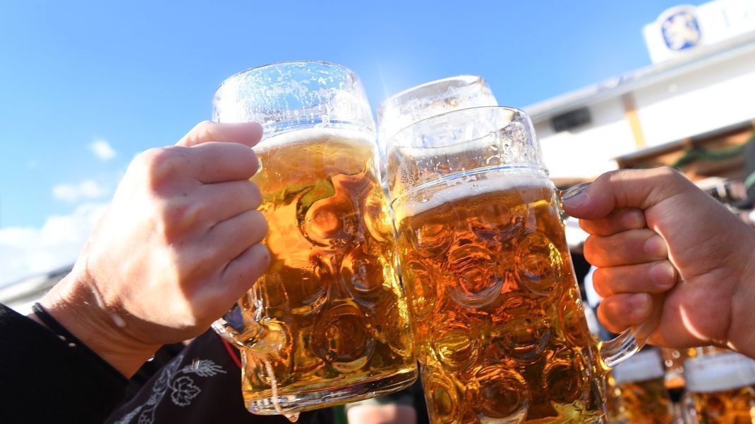 Für den diesjährigen Biergenuss wird man tiefer in die Tasche greifen müssen. (Symbolbild)