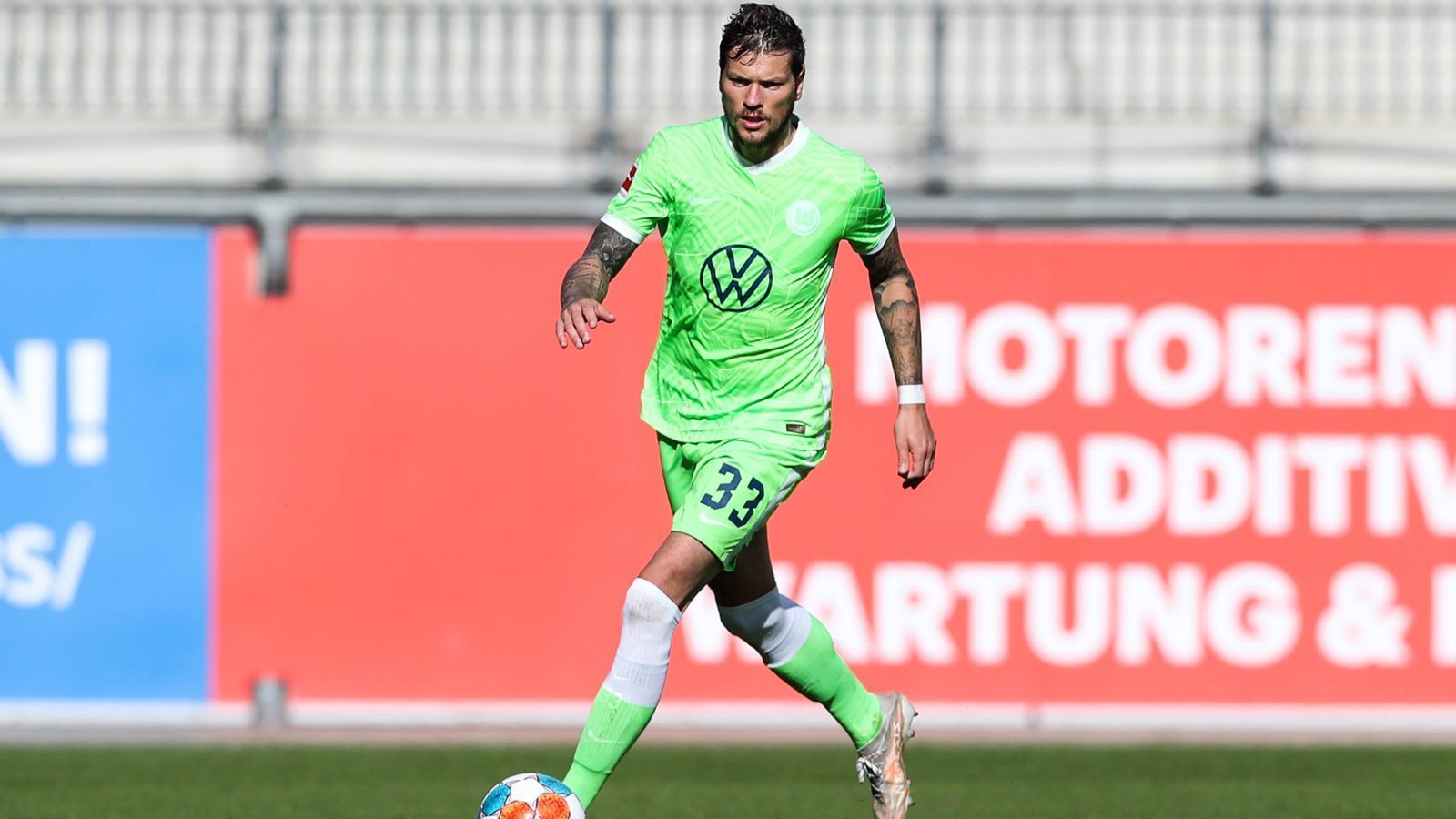 
                <strong>Daniel Ginczek (VfL Wolfsburg)</strong><br>
                Immerhin schon elf Bundesliga-Minuten gewährte Wolfsburgs Trainer Mark van Bommel Stürmer Daniel Ginczek in der Saison 2021/22. Doch wie auch für Mehmedi, so gilt auch für den 30-jährigen Ginczek, dass er beim VfL nicht mehr wirklich gebraucht wird. Entsprechend gibt es auch beim 1,91-Meter-Hünen wohl die Überlegung, in der Januar-Transferperiode die "Wölfe" zu verlassen. Ginzceks Vertrag beim Champions-League-Teilnehmer endet ebenfalls am 30. Juni 2022. Konkrete Anfragen für Ginczek gibt es laut "Kicker" noch nicht.
              