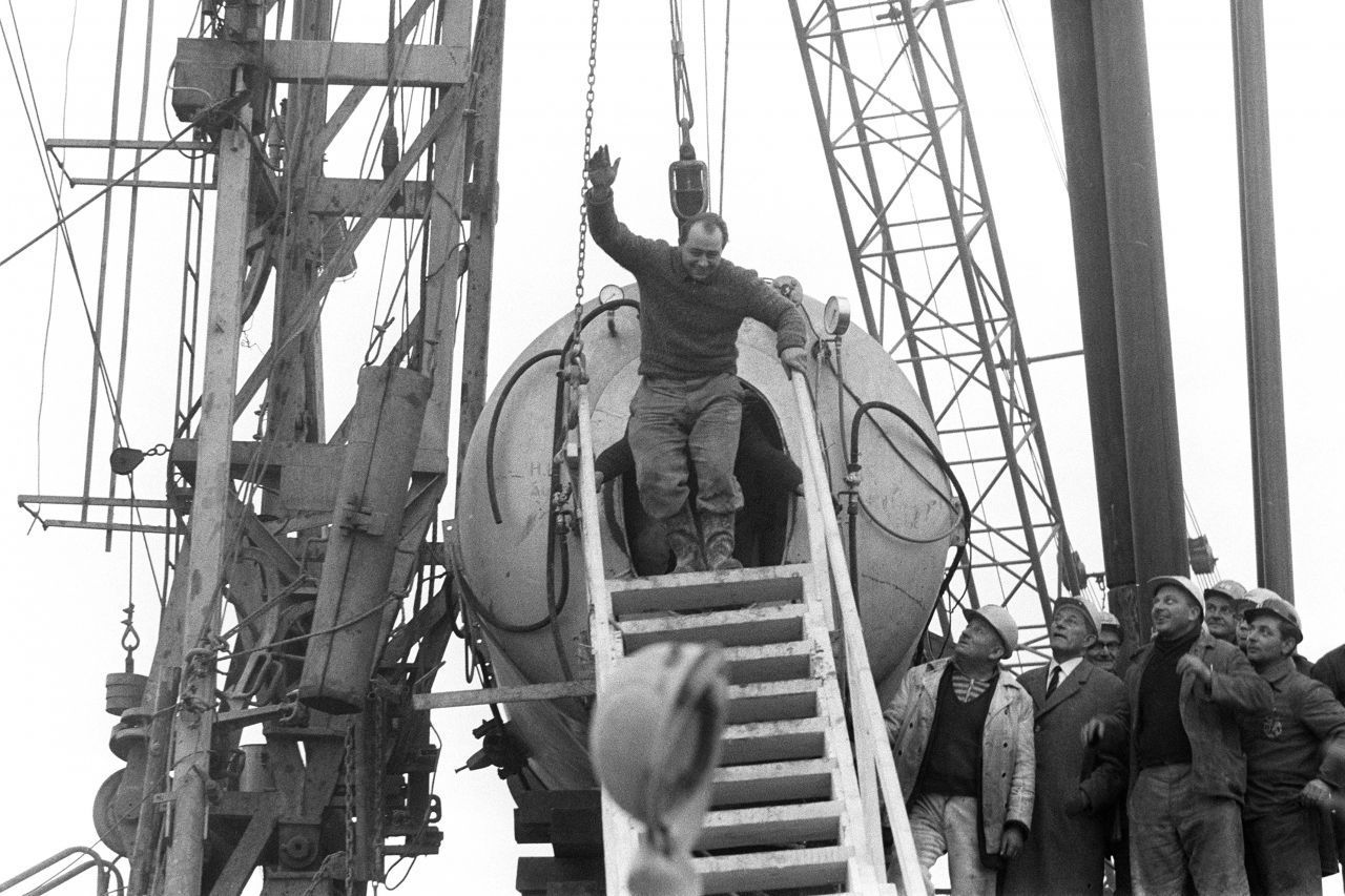 Oktober 1963 - Lengede (Deutschland): Als der zum Eisenerzbergwerk Lengede-Broistedt gehörende Klärteich 12 einbrach, strömten rund 475000 Kubikmeter Wasser und Schlamm in die Grube Mathilde. 29 Menschen starben. Die unwahrscheinliche Rettung von 11 Bergleuten nach 14 Tagen gelang und ging als '"Wunder von Lengede" in die Geschichte ein.