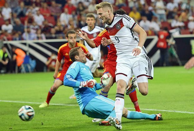 
                <strong>Gewinner: Andre Schürrle</strong><br>
                Wirkt im Gegensatz zu einigen seiner Kollegen frisch, unbelastet und selbstbewusst. Überzeugte in den beiden Tests mit Präsenz, Spielfreude und Zug zum Tor und bestätigte mit zwei Treffern seine starke Quote: 13 Tore in 33 Länderspielen.
              
