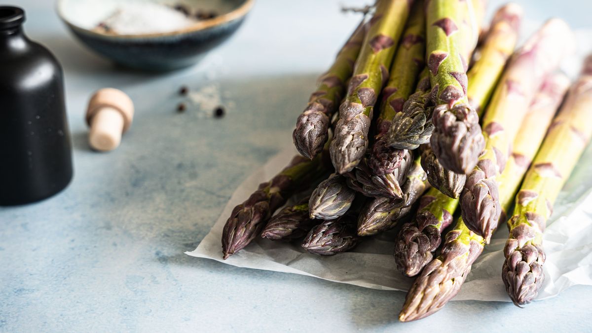 Roher Spargel ist weder giftig noch unbekömmlich und kann geschmacklich eine interessante Alternative bieten.