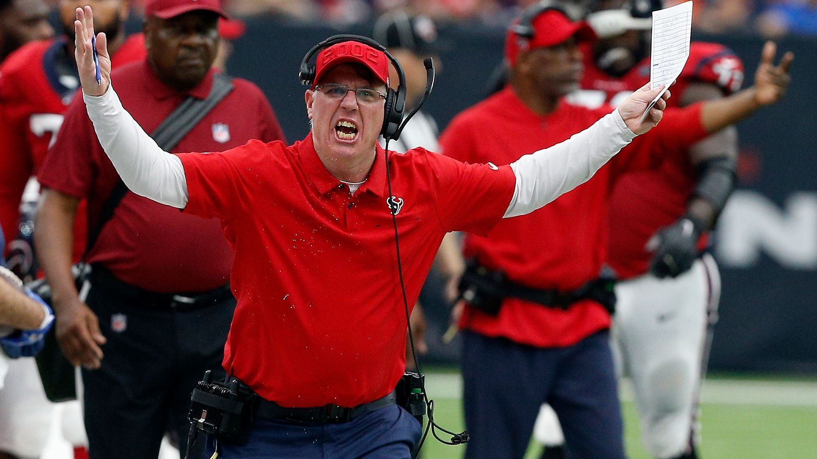 
                <strong>Verlierer: Houston Texans</strong><br>
                Texans-Coach und GM Bill O'Brien hat es wirklich nicht leicht: Im Vorfeld des Drafts erntete er mit dem Wegtraden von DeAndre Hopkins Kopfschütteln. Und auch im Draft lief es nicht wie gewollt: Am zweiten Tag sah man ihn in TV-Bildern ins Telefon schreien und gestikulieren – wohl, weil die Lions einen erhofften Trade in letzter Sekunde platzen ließen – so musste O'Brien eher ungewollt Linebacker Jonathan Greenard in der dritten Runde ziehen. Von den insgesamt nur fünf Picks überzeugt lediglich Defensive Tackle Ross Blacklock in der zweiten Runde. Eine maue Ausbeute.
              