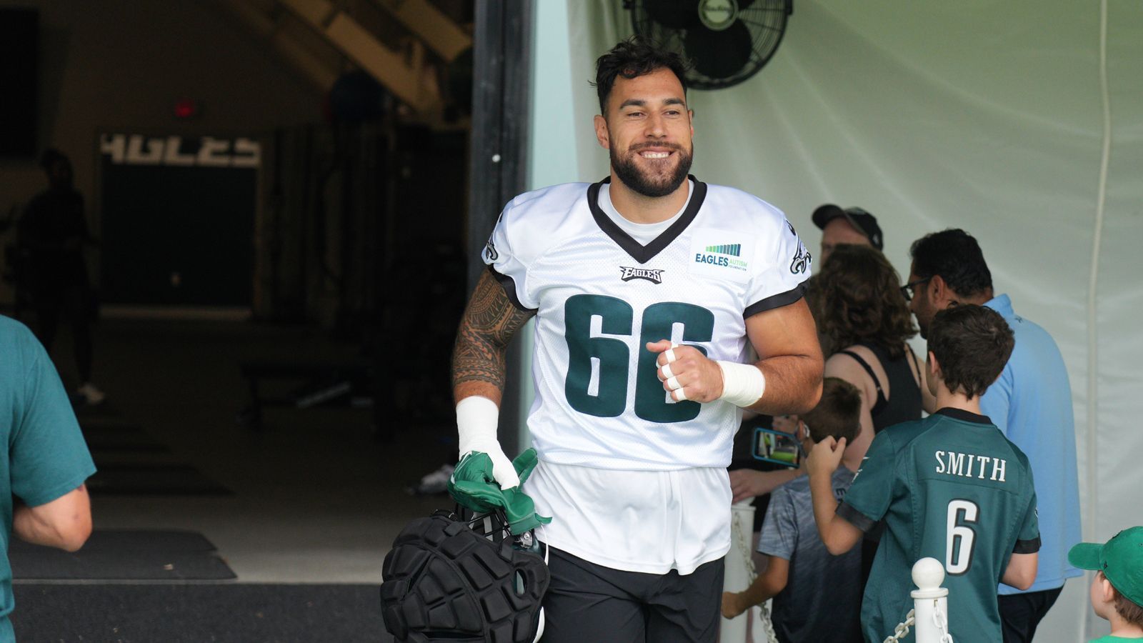 
                <strong>Matthew Leo (Defensive End, Australien) Philadelphia Eagles</strong><br>
                &#x2022; In der NFL seit: 2020<br>&#x2022; Aktueller Status: Practice Squad/spielt nicht<br>Matthew Leo wurde als Defensive End im Jahr 2020 Teil der NFL, als ihn die Philadelphia Eagles unter Vertrag nahmen. Der Australier verbrachte seine ersten beiden Saisons im Practice Squad der "Birds" und wartet noch auf seinen ersten Einsatz in einem Regular Season Spiel.Wie üblich durfte der älteste aktuell aktive International Pathway Player (30 Jahre alt), aber in den Vorbereitungsspielen der Eagles NFL-Luft unter Wettkampfbedingungen schnuppern: In der Saison 2021 kam er in zwei Spielen zum Einsatz, in der Vorbereitung auf die aktuelle Saison 2022 war es schon eins mehr. In der laufenden Regular Season wäre der Defensive Ende spielberechtigt, wenn ihn die Cardinals vorher vom Practice Squad in den aktiven Spieltageskader hochstufen.
              