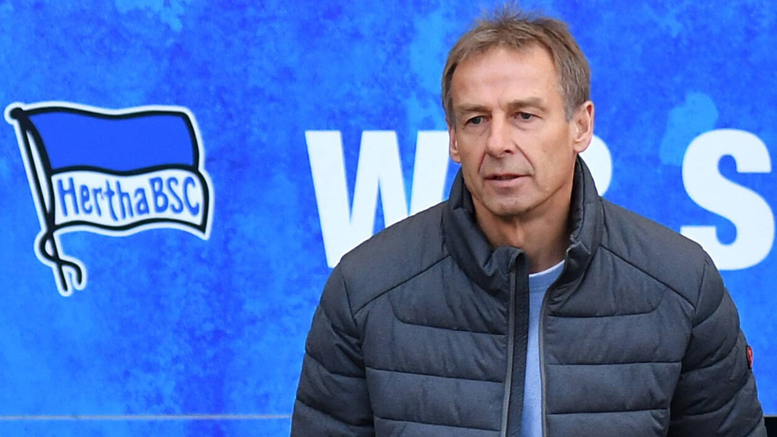 
                <strong>Verlierer: Jürgen Klinsmann</strong><br>
                Facebook und die Hertha scheinen irgendwie zu passen. Denn auch Jürgen Klinsmanns Amtszeit bei den Berlinern verbindet man unweigerlich mit einem Facebook-Livestream. Aber der Reihe nach: Nach dem Einstieg von Investor Lars Windhorst sollte Klinsmann die Hertha zum bereits genannten "Big City Club" machen. Doch die Zusammenarbeit wurde zum Debakel. Sportlich lief es nur durchschnittlich, auf Facebook gab Klinsmann nach nur elf Wochen seinen Rücktritt bekannt. Für Manager Michael Preetz kam dies aus dem Nichts. Es folgten verbale Scharmützel – Klinsmann versuchte vergeblich, während eines Facebook-Livestreams zu retten, was nicht mehr zu retten war. Schon seine Amtszeit als Trainer beim FC Bayern München scheiterte, nun ist sein Ruf als Trainer wohl endgültig ruiniert.
              