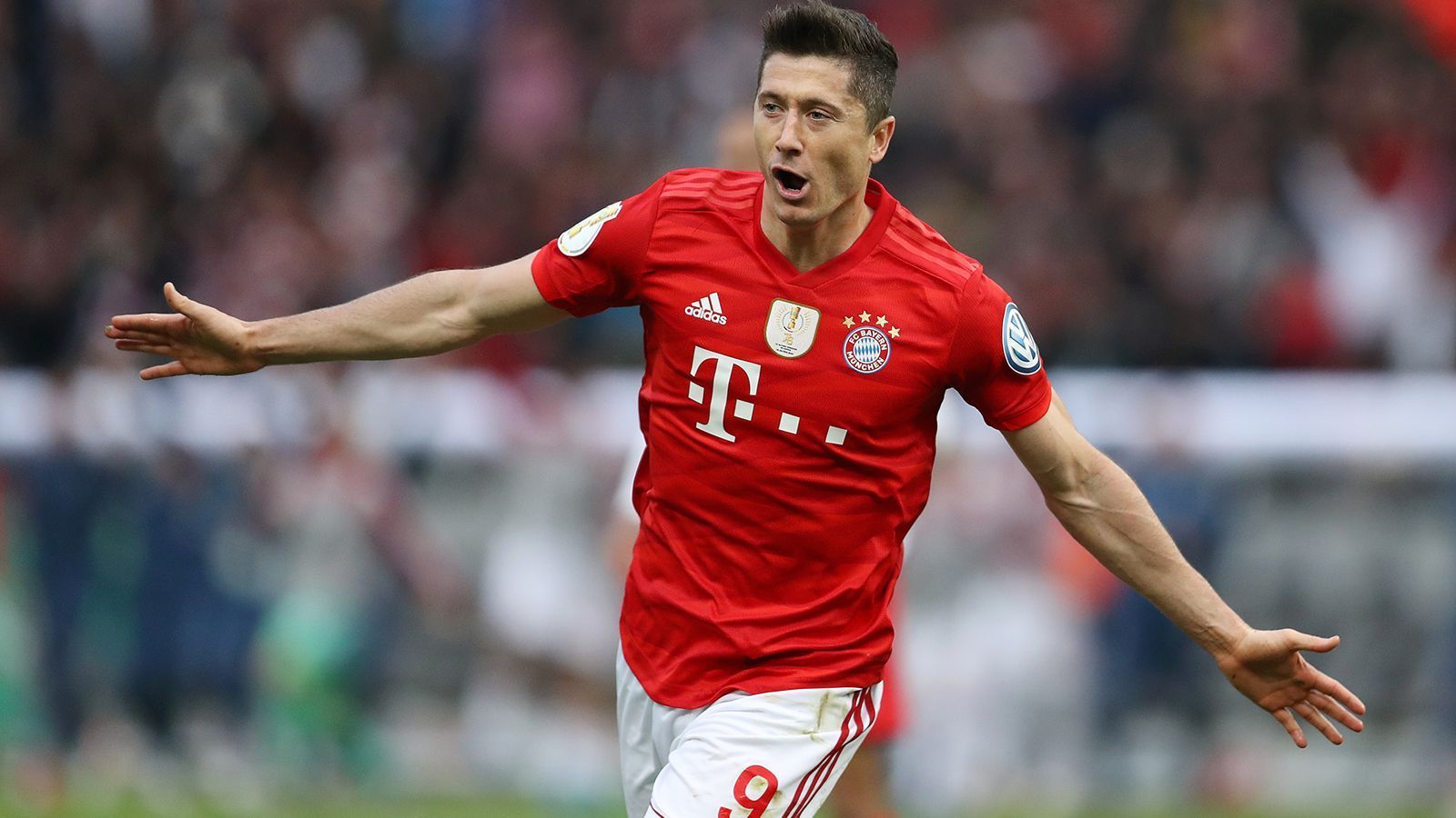 
                <strong>Robert Lewandowski (FC Bayern München)</strong><br>
                Auch bei ihm läuft erstmal wenig zusammen, der Pole hängt in der Luft, bekommt kaum den Ball. Unnachahmlich dann aber sein Kopfball in der Rückwärtsbewegung, mit dem er das 1:0 macht. Aus dem Nichts, wie es sich für einen guten Stürmer gehört. Danach noch mit der einen oder anderen Möglichkeit, aber glücklos, ehe er kurz vor dem Ende engültig für die Entscheidung sorgt. ran-Note: 1
              