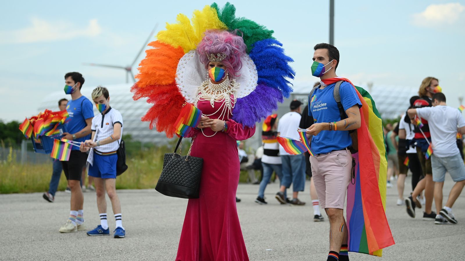 
                <strong>München steht für Vielfalt</strong><br>
                Outfits wie dieses sorgen in München für eine farbenfrohe Kulisse und ein klares Zeichen gegen das UEFA-Verbot der Regenbogen-Farben für die Allianz-Arena. 
              