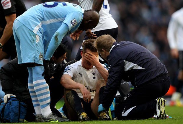 
                <strong>Der Kopftritt</strong><br>
                2012: Im Spiel gegen Tottenham kommt es zu einem Eklat. Balotelli tritt den auf dem Boden liegenden Scott Parker gegen den Kopf. Ergebnis: Eine nachträgliche Sperre für vier Spiele.
              